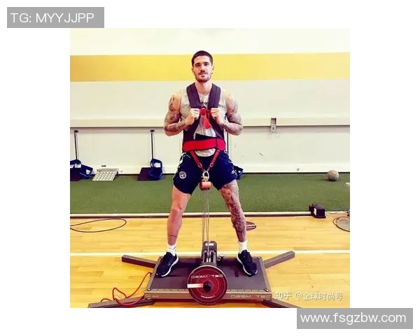 足球明星训练穿搭大曝光 球场外的时尚风采与运动潮流趋势